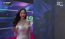 古力娜扎出席MAMA颁奖典礼现身红毯，造型惊艳韩国主持人