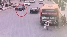 甘肃一男孩鬼探头横冲马路被撞倒 飞插对向小车车底