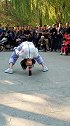 街头表演的姑娘这才艺真绝了，后面大爷看得都不想眨眼！