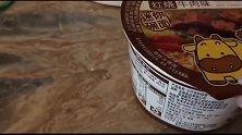 收养的中国唐氏孤儿第一次吃泡面，宝宝的反应太可爱了