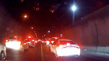 湖北宜昌：高速隧道内发生追尾事故，近千米车流为警车让行