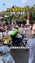 当交警遇上泼水节，“铁骑”变温柔。网友：这些都是被贴过条的吧……