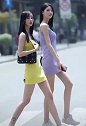 街拍美女时尚达人，漂亮美女身材又高长的又白迈出大长腿真美