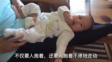 两个月的宝宝荡着肉嘟嘟软绵绵的“大腿秋千”，开心的笑了！