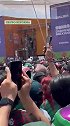 球迷聚集场外观看夏奇拉的开幕式表演