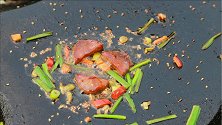 跟猪借了一根口条，拿回家刷点辣酱，在火上一烤，味道还挺不错