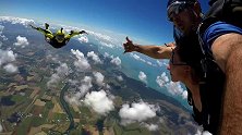 《女行》第一集：凯恩斯体验4200米高空跳伞，感受60秒自由落体的死亡瞬间