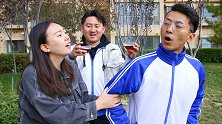 小伙街头卖可乐，买一瓶送一两，不料学生不按套路出牌