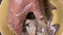 别总想着干炸带鱼了，教你换种新鲜吃法，酸甜爽口真美味