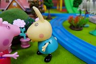 小猪佩奇早教：佩奇和瑞贝卡一起快乐的在草地上玩耍