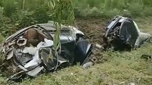 辽宁铁岭：小车冲出公路撞上树，车身拦腰断成两截 碎片满地