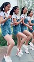 公园里四位小姐姐跳广场舞，舞步轻快活泼，真是太养眼了！