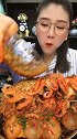 哇！这吃货姐真有口福，满盆都是海鲜