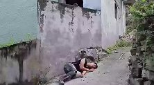 单身女孩把乞丐带回家同吃同住，被邻居说闲话后乞丐消失了，感动