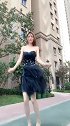 小区楼下的妹子身材火辣辣，美得像只黑天鹅！