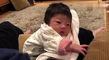萌化了！吃饱喝足的新生儿像树袋熊一样趴着，好想抱走