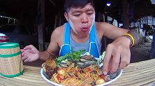 泰国老铁吃海鲜拌菜，吃相生猛，苍蝇都凑上来了