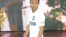 邓涵文边路盘带突破未果 张池明伸脚太慢犯规踢倒对手