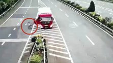 一男一女跟着货车司机去旅行 却因为话多被丢在了高速路上