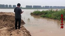 黄河泄洪漫滩被淹，农村小伙打渔上瘾了，轮番撒网真卖力，过瘾