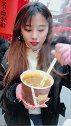 冒着热气的饸饹面，小姐姐直接往嘴里秃噜，也不嫌烫嘴