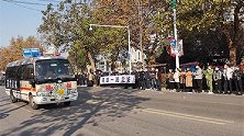 安徽蒙城：救人牺牲消防员陈建军遗体告别，群众自发送行