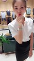 店里新招的营业员人挺好的就是太喜欢自拍了