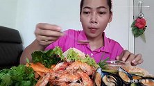 大姐吃大虾和贻贝，挑出肉用生菜包着米线一起吃