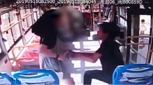色胆包天！猥琐男尾随女子袭胸摸腿，公交车上公然威胁恐吓