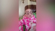 好可爱的宝宝，宝妈给了宝宝一只眼镜，宝宝带脖子上！