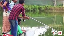 看别人钓鱼其实比自己钓鱼更兴奋！抄网早就准备好了