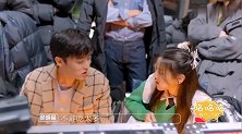 杨超越咬了一个冰糖葫芦后递给侯明昊，侯明昊：就给我一个
