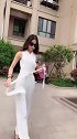 白色休闲连体装美女，边走边系腰带，尽显超模好身材