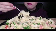 小姐姐吃一大份黏糊糊的奶油虾意大利面，看起来超级有食欲啊