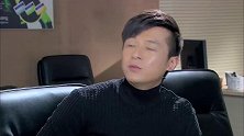 小伙听音乐入神，美女走到她旁边都没察觉，不料下秒的反应太搞笑