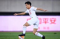 闪转腾挪carry全场！21岁天才身价暴涨9倍 国足未来中场核心