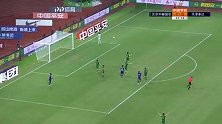 浪费绝佳机会！阿奇姆彭摆脱防守倒三角回传 刘若钒跟进打门偏出