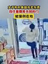 内蒙古：女子和对象超市买东西，没注意即将关闭的门，被撞倒在地
