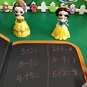 王后给贝尔白雪布置了家庭作业，白雪写完了自己的作业