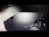 密室逃脱躲丧尸，这对男女竟亲上了