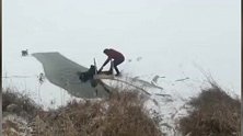 女子湖边遛狗不慎坠湖 身陷冰窟仍不忘让小狗快跑