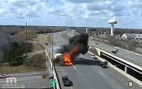 美国一货车被轿车冲撞后撞上立交桥护栏起火，车内两人成功逃离