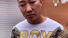 非凡看老陈头在扫地，以为是武林高手，结果老陈头露两手悲剧了！