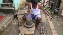 印度人手工制作陶器，泥巴玩得不错，看起来很好玩的样子