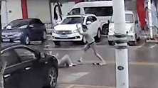 佛山男子街头挥舞铁棒打人砸车 店铺中一女子被赶出猛打