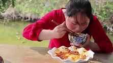 胖妹吃麻婆豆腐，刚减肥又猛吃一顿，吃相看的流口水