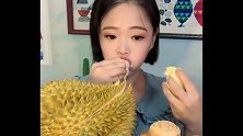熟透的榴莲可好吃了，尝一口特别够味儿，就是不舍得买