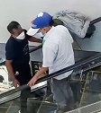 印度尼西亚一名男子头被卡在商场自动扶梯扶手和墙壁之间