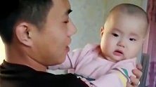 6个月的小宝宝肚子饿了，把爸爸当成吃的，真的好可爱！