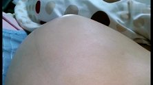 胎儿不停地踢打妈妈肚皮，孕期里最温馨的画面！